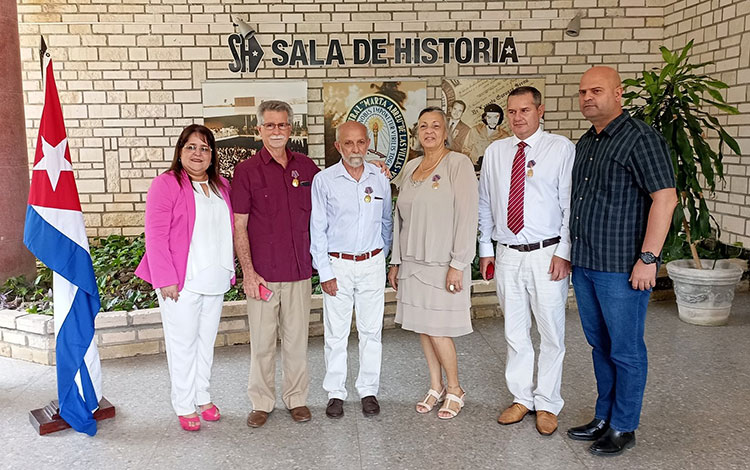 De izquierda a derecha: Dr. C. Osana Molerio Pérez, rectora de la UCLV; Dr. C. Ángel Manuel Rubio González; Dr. C. Roberto López Machado; Dra. C. Eraida Campos Maura; Dr. C. Raciel Lima Orozco; y Osnay Miguel Colina Rodríguez, primer secretario del Buró Provincial del PCC.