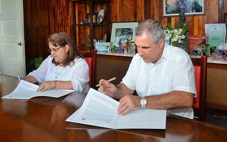 Doctores Eduardo Martínez Díaz, presidente de BioCubaFarma, y Osana Molerio Pérez, rectora de la UCLV,  rubricaron el convenio para la creación del Centro Conjunto de Investigación, Desarrollo e Innovación en Biotecnología.