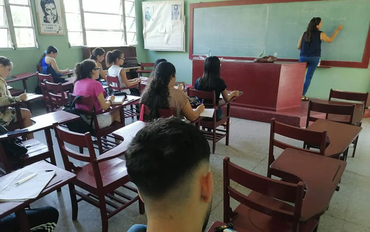 Estudiantes en áreas de la sede central de la UCLV,