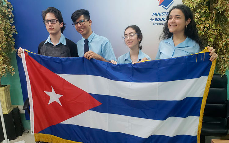 Diego Denis Velázquez, merecedor del oro, a la izquierda, junto a otros concursantes de Cuba, ganadores de la medalla de plata.