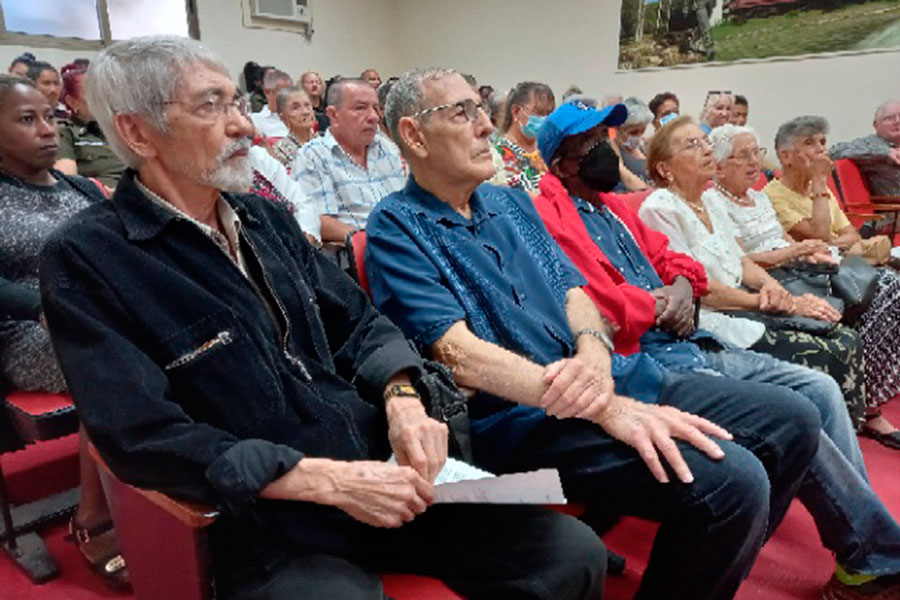 Participantes en el reconocimiento a educadores destacados de la filial villaclareño de la Asociación de Pedagogos de Cuba.