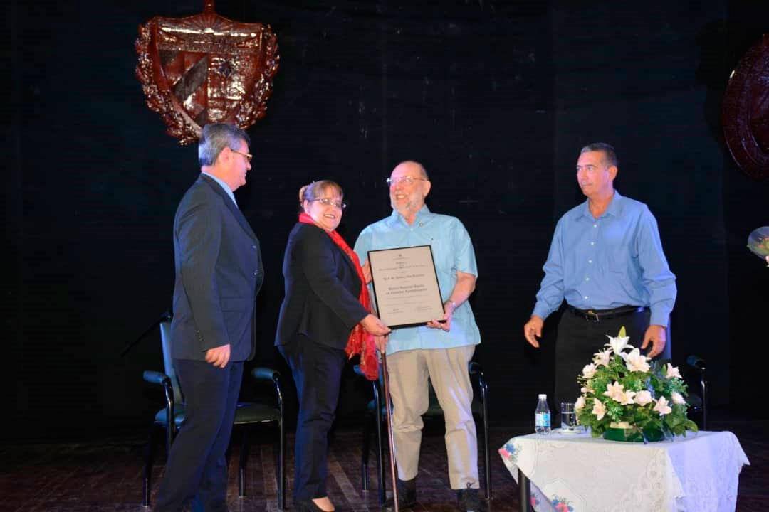 Entrega del título de Doctor Honoris Causa en Ciencias Agropecuarias al profesor belga Dr.C. Edilbert Van Driessche.