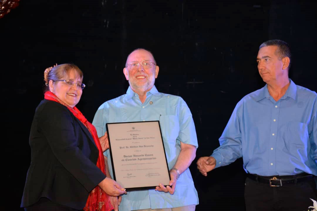 Dra.C. Osana Molerio Pérez, rectora de la UCLV entrega el título de Doctor Honoris Causa en Ciencias Agropecuarias al profesor belga Dr.C. Edilbert Van Driessche.