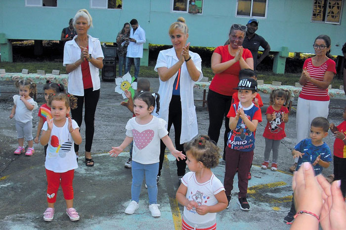 niños jugando con las educadoras del círculo infantil