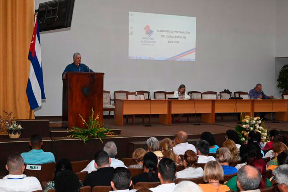 Presidente cubano, Miguel Díaz-Canel, interviene en el seminario de preparación del curso escolar 2023-2024.