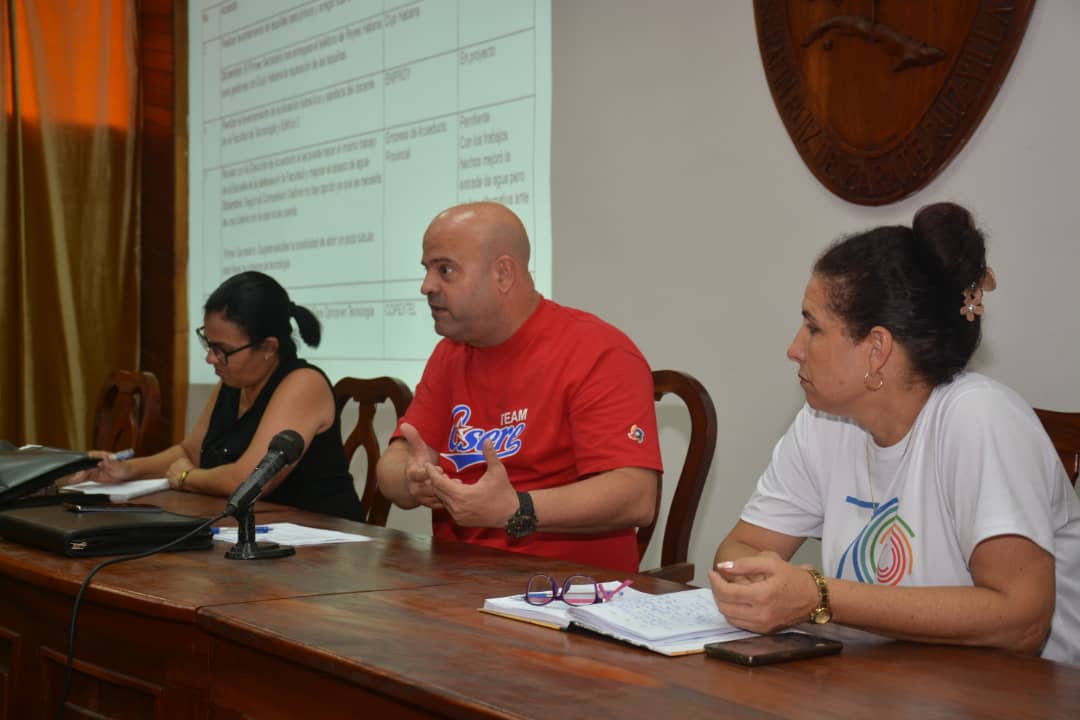 El primer secretario del Partido y la vicegobernadora de Villa Clara visitan la Universidad de Ciencias Médicas.