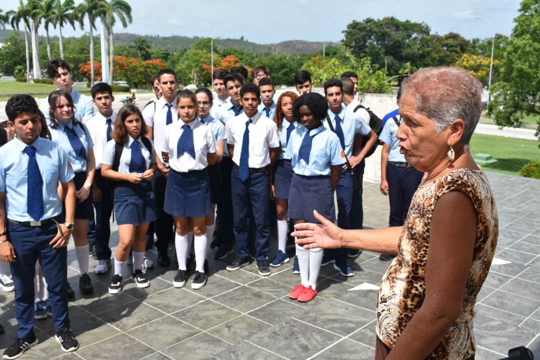 Estudiantes y profesora del IPVCE Ernesto Che Guevara, de Villa Clara.