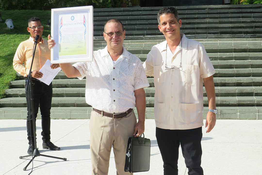 Dr. Ángel Camacho Gómez, graduado más integral. junto al rector en funciones de la UCLV.