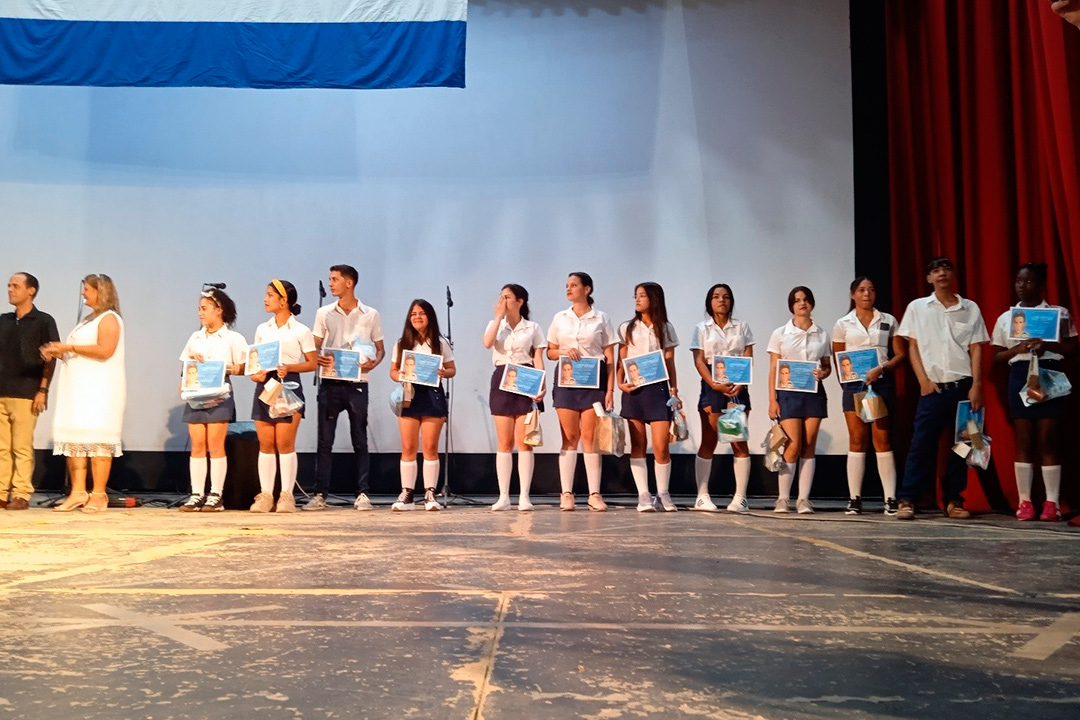 Reconocimiento a los mejores graduados.