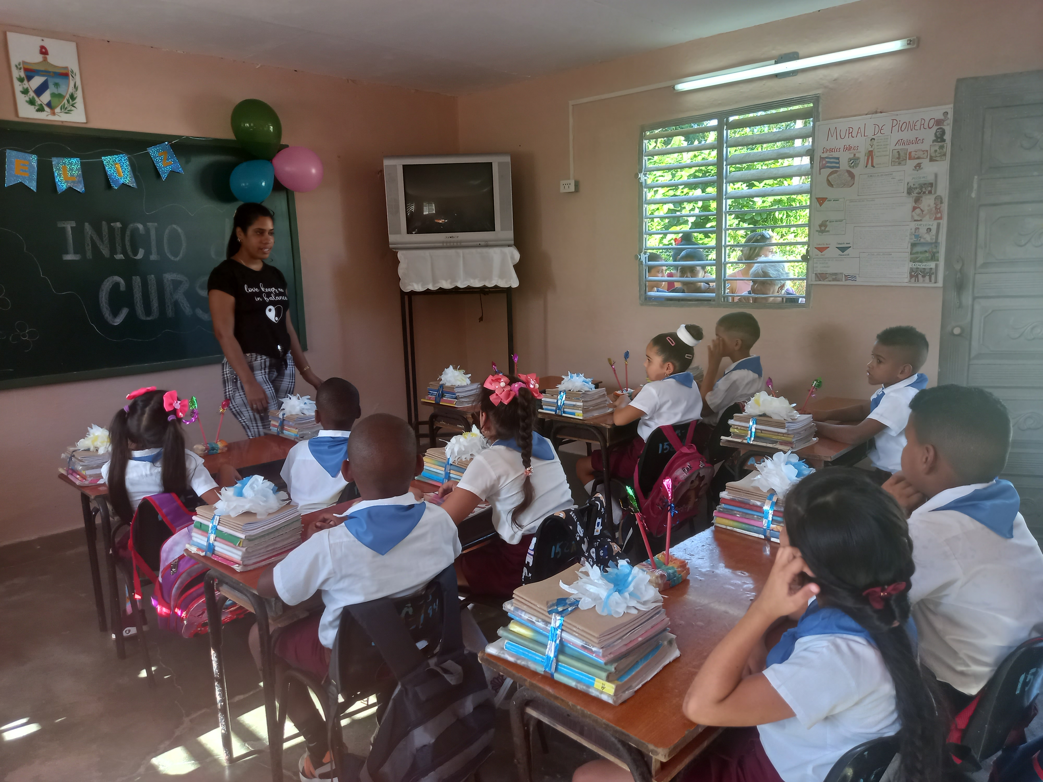 La maestra Daimara Espinosa y sus alumnos en el aula.