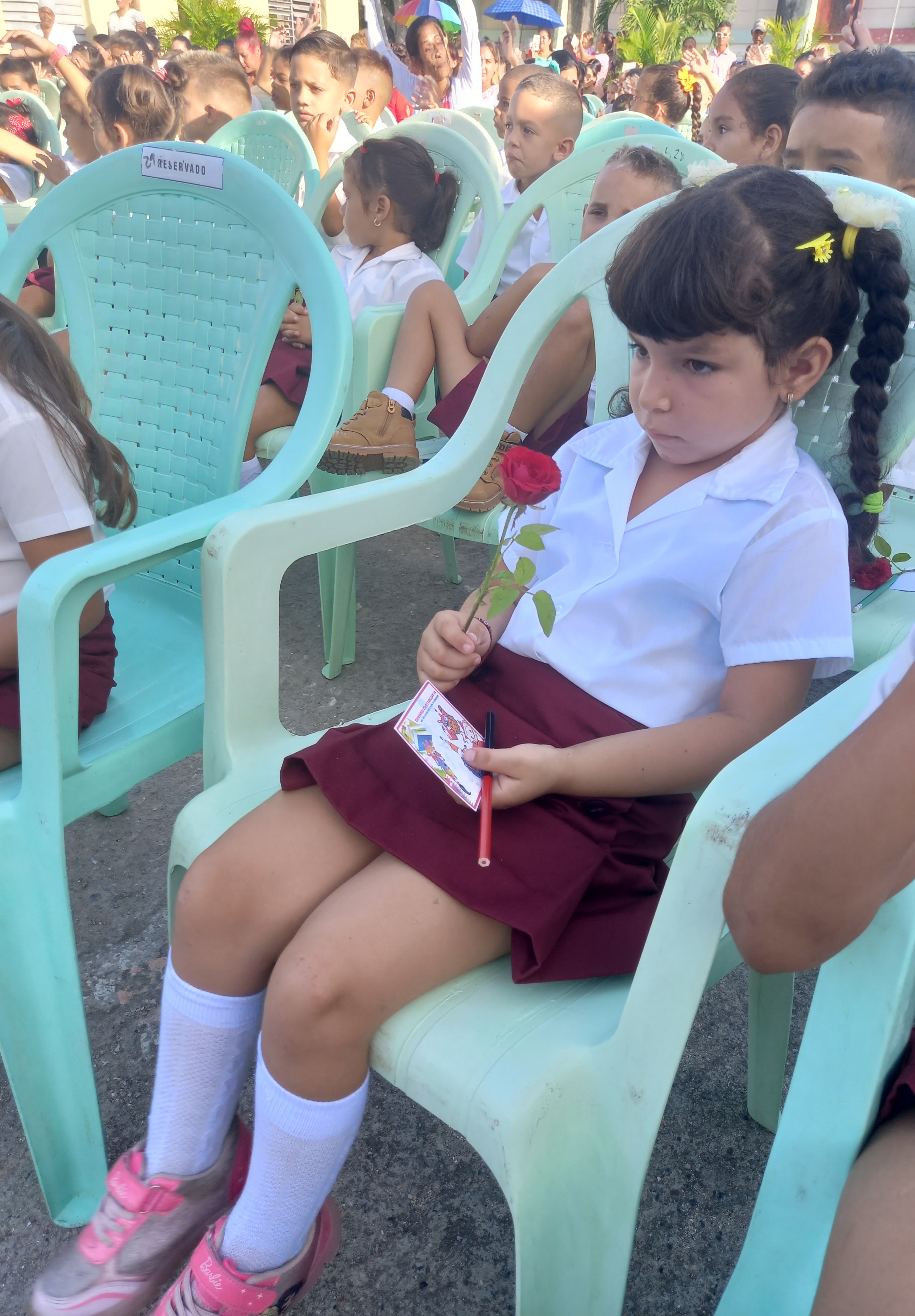 Niña en el acto de inicio del curso escolar.