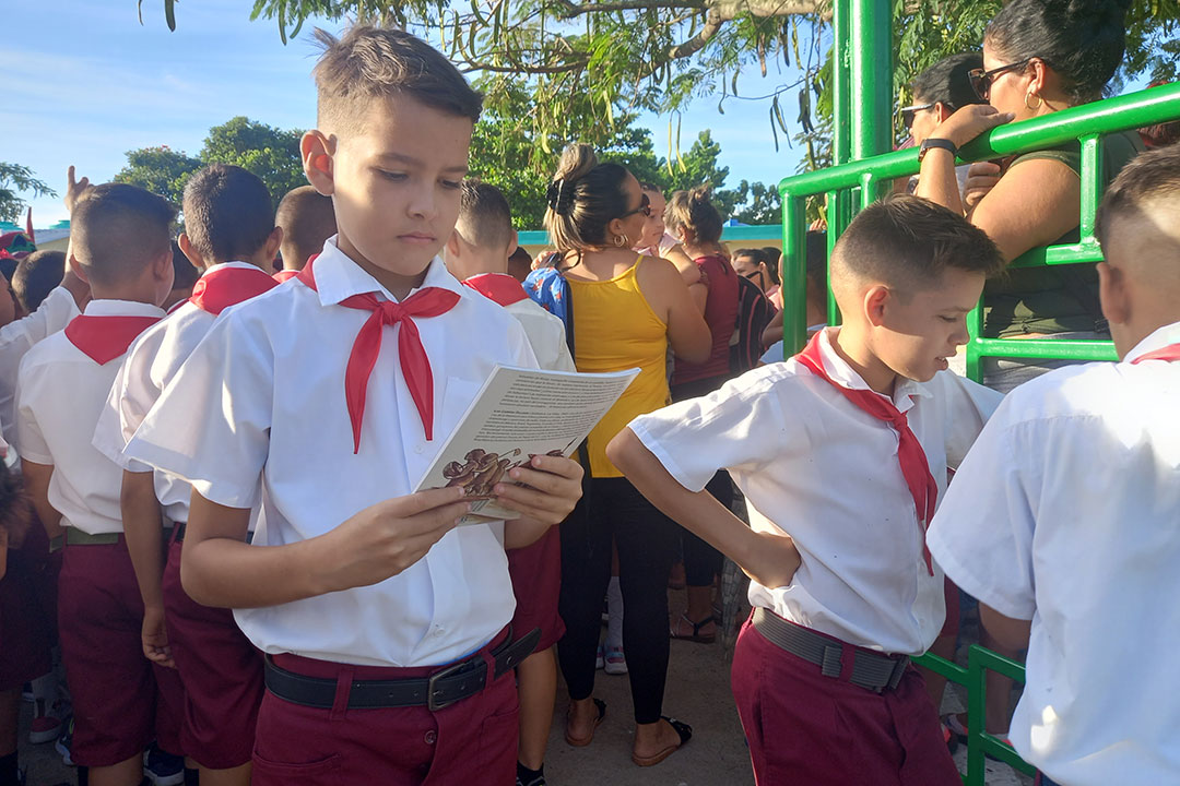 Niños en el inicio del curso, en el seminternado rural Antonio López Fernández, de Santa Clara.