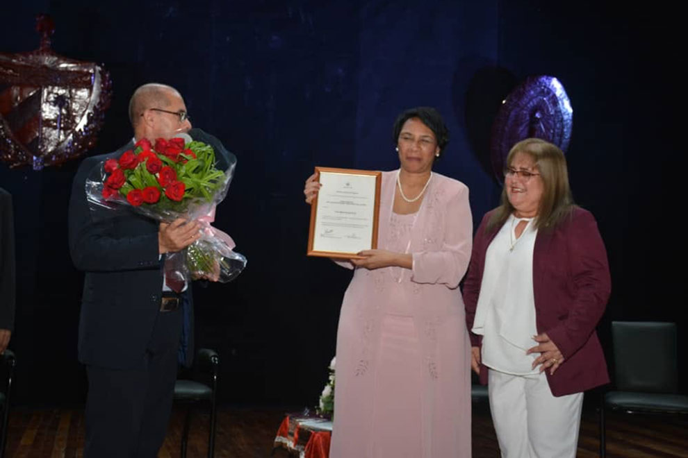 Entrega de la Categoría Docente de Profesor Emérito de la Universidad Central «Marta Abreu» de Las Villas a Miriam Nicado García, rectora de la Universidad de La Habana.