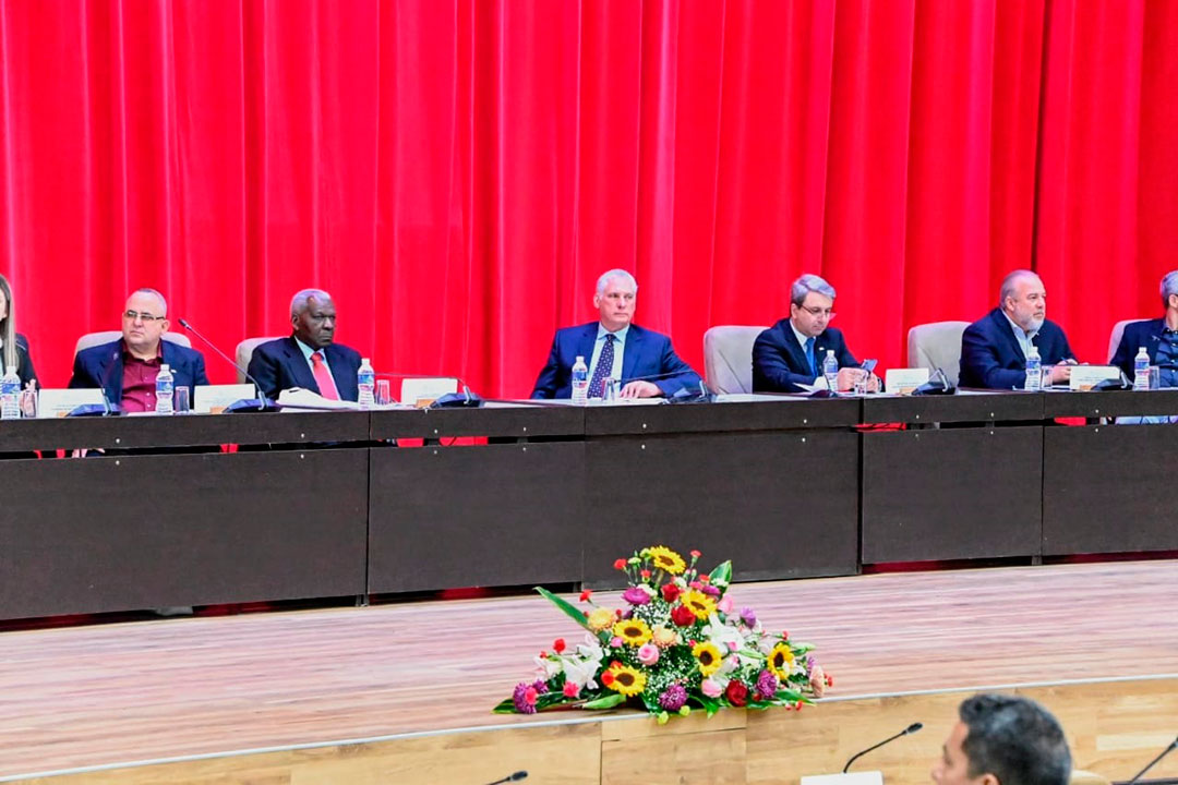 Presidente cubano, Miguel Díaz-Canel, junto al presidente de la Asamblea Nacional, Esteban Lazo Hernández y el primer ministro Manuel Marrero Cruz, en la apertura del Congreso Internacional Universidad 2024.