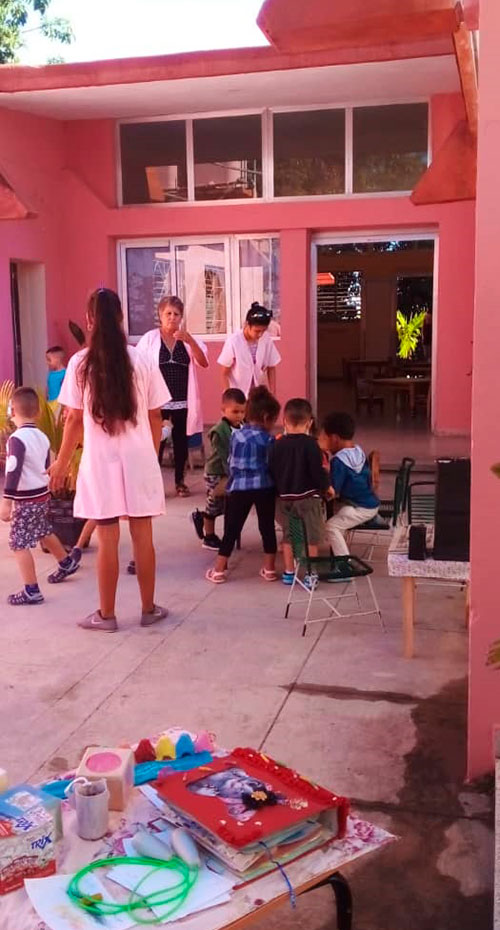 Momento de una jornada habitual en el círculo infantil Flores de la Vida.