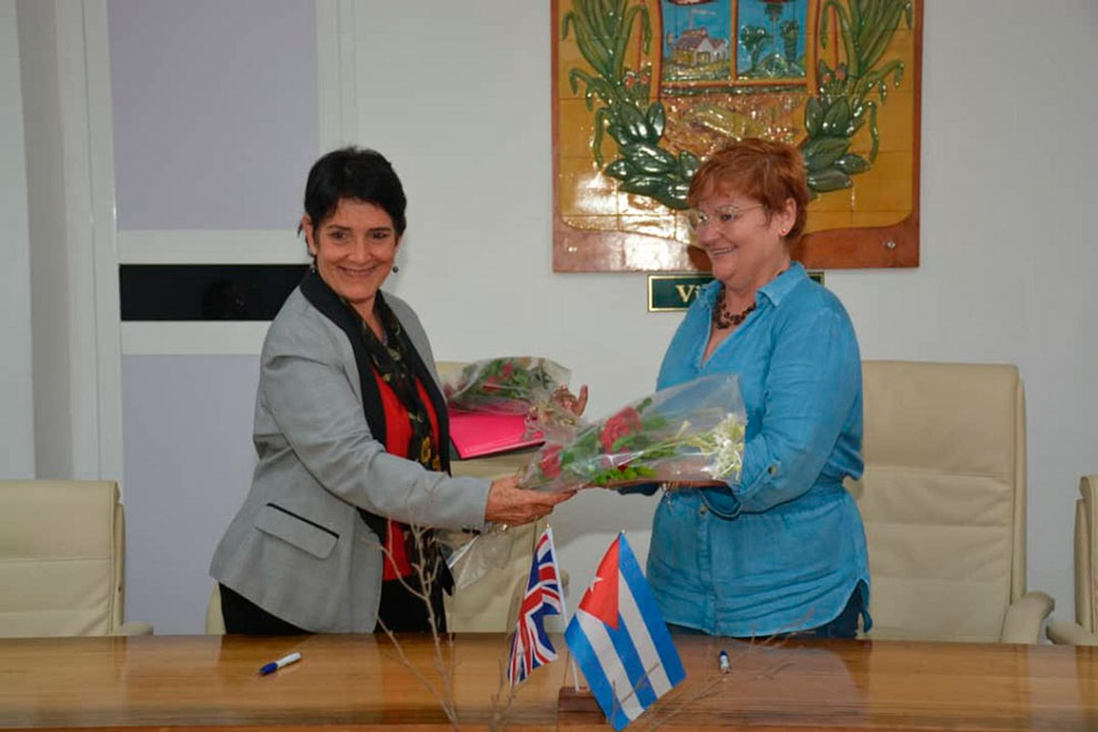 Ceremonia de firma del convenio entre el British Council y Eduación en Villa Clara.