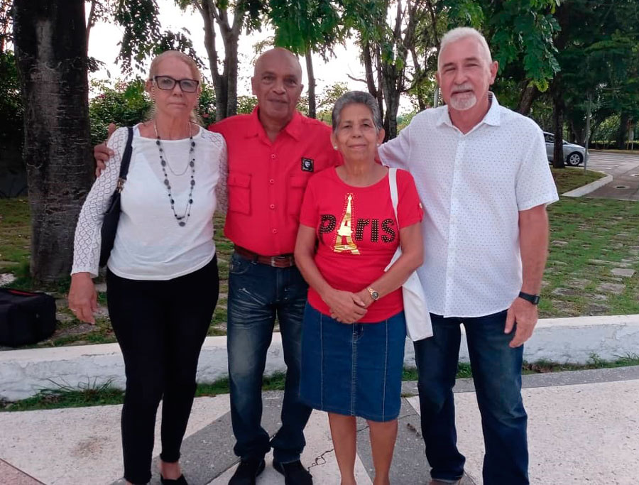 Grupo de egresados de la primera graduación de Licenciatura en Educación.