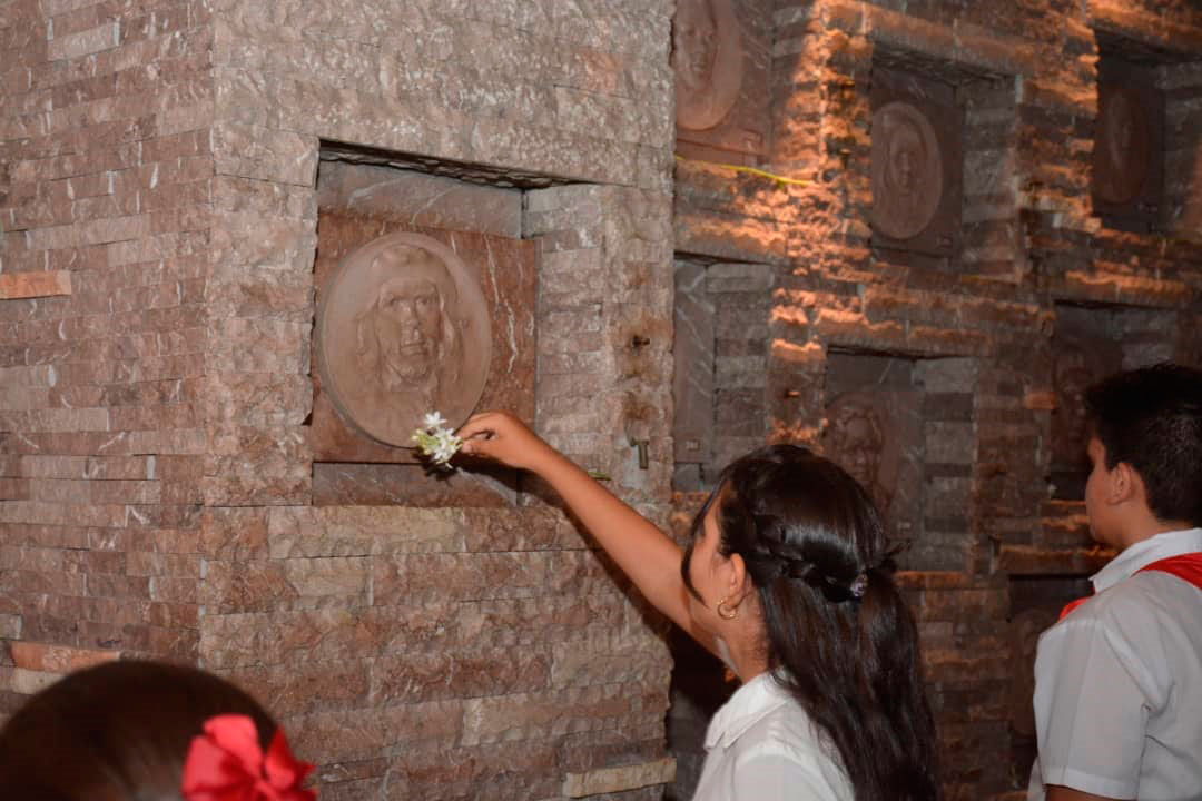 Pionera realiza el cambio de flor al nicho donde reposa los restos del Che.