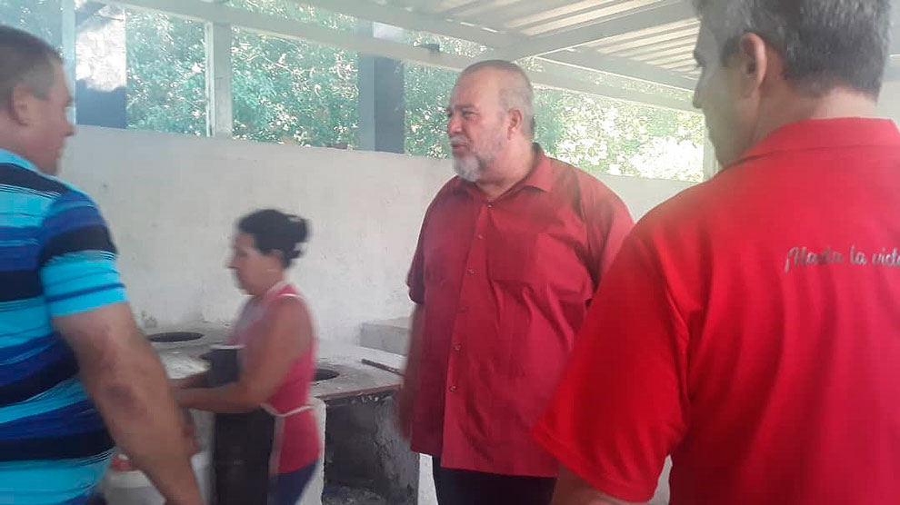 Manuel Marrero Cruz en la cocina de leña de la EIDE villaclareña.