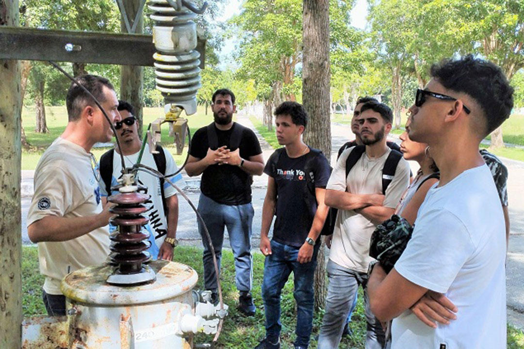 Profesor y alumnos de la facultad de Ingeniería Eléctrica de la UCLV.