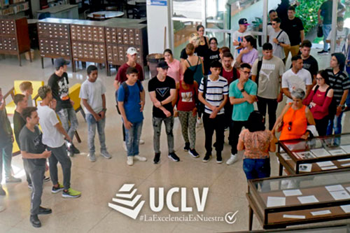 Alumnos en la biblioteca de la UCLV.