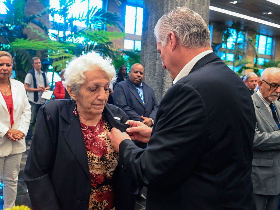 Presidente cubano, Miguel Díaz-Canel, condecora a educadora.