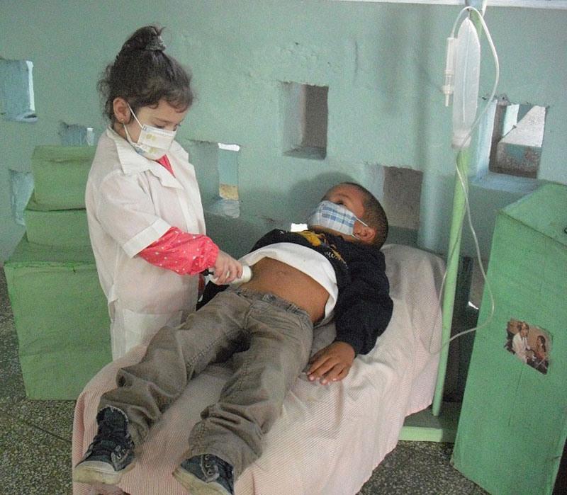 Niños jugando en la casita infantil de la Universidad de Ciencias Médicas.