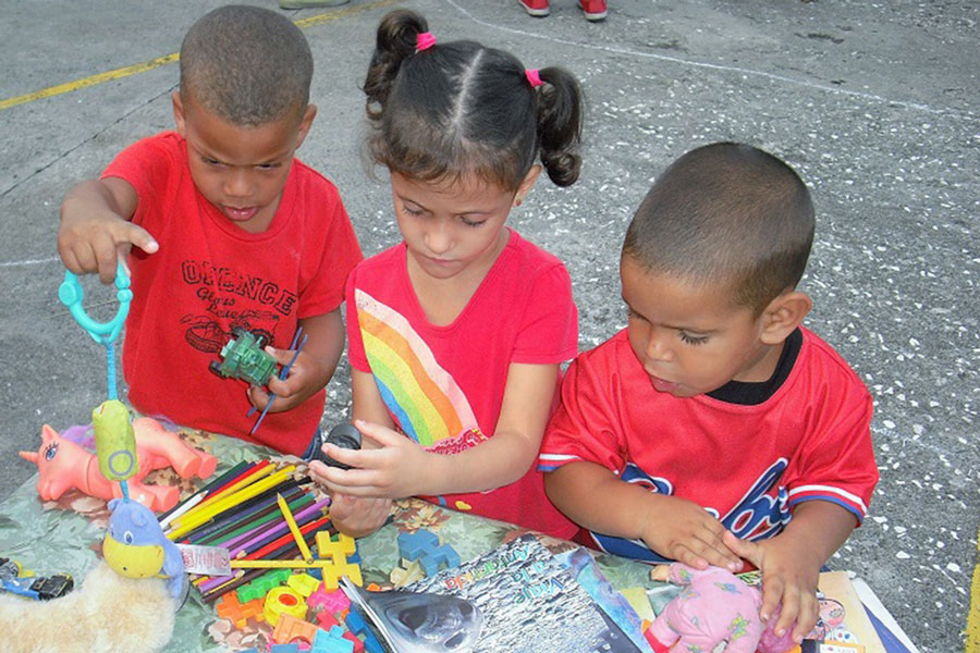 Niños jugando en una casita infantil.