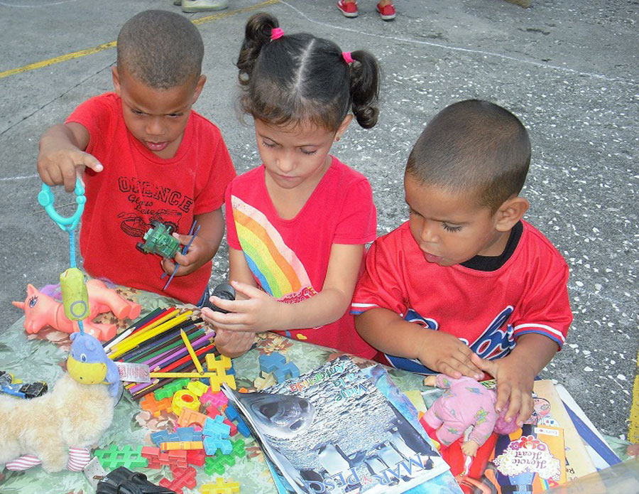 Niños jugando en una casita infantil.