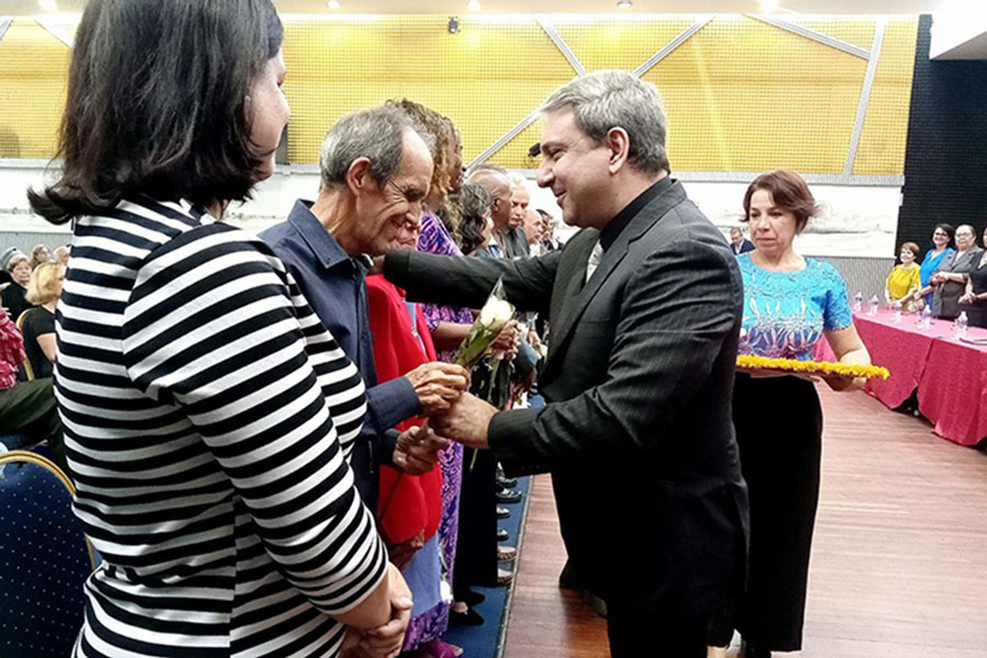 Ministro de Educación Superior, Walter Baluja, entrega distinciones especiales.
