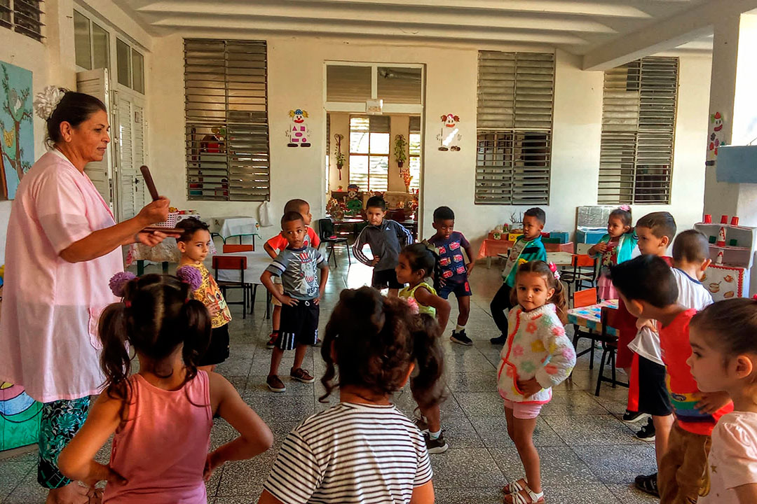 Educadora Noidy Jiménez González realiza la gimnasia con los niños del circulo infantil Seguidores del Che.