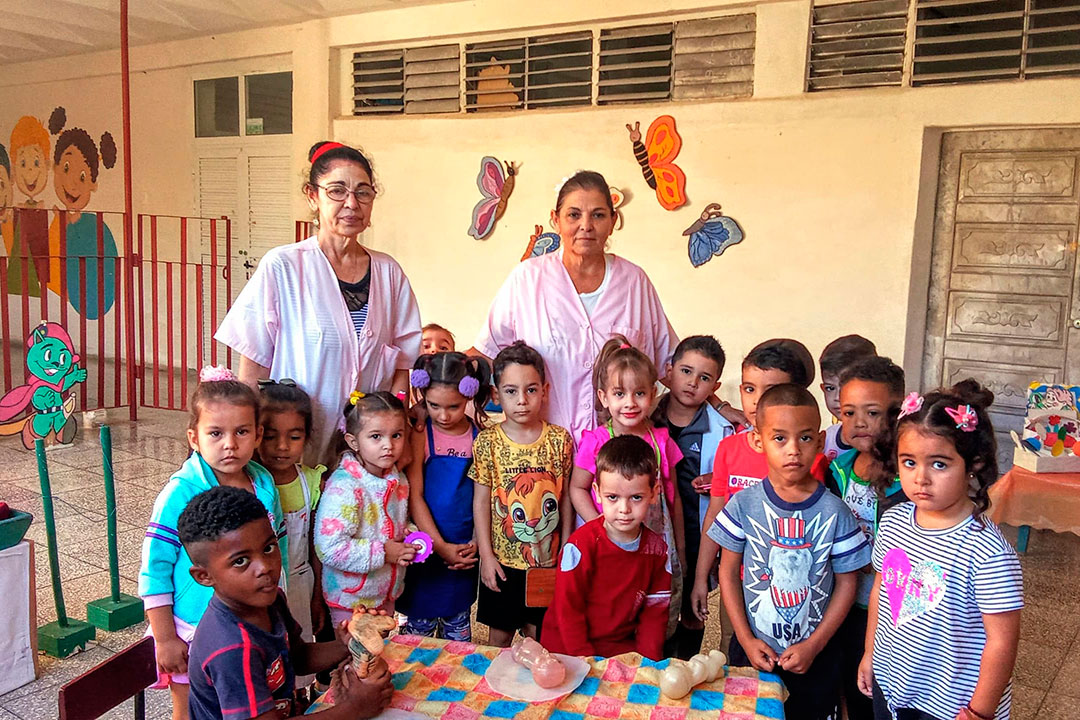 Educadoras y niños en el círculo infantil Seguidores del Che, de Santa Clara.