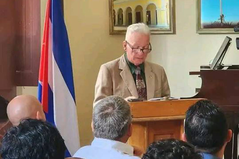 Dr. C. Ismael Santos pronuncia palabras de agradecimiento por la condición de Profesor Emérito.
