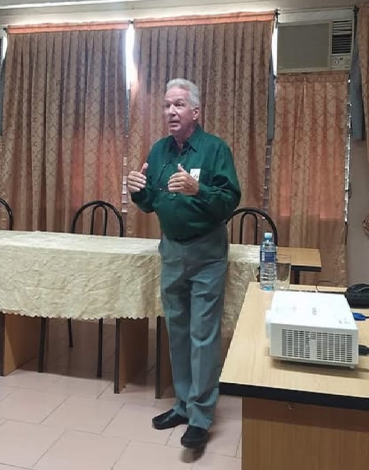 Ismael Santos exponiendo en el encuentro Pedagogía 2025.