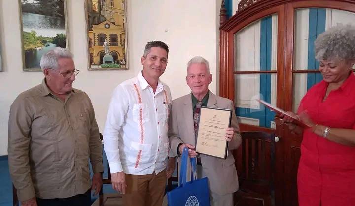 El Dr. C Ismael Santos recibe el título de Profesor Emérito de la UCLV.