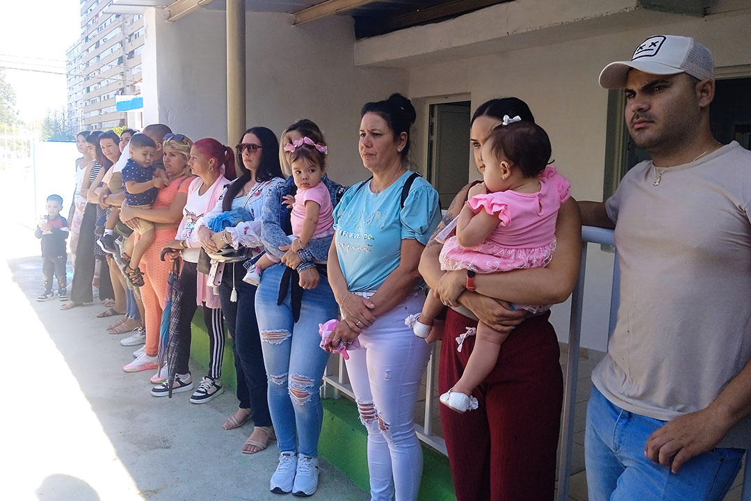 Padres con sus hijos en la inauguración de la casita infantil Amigos de las FAR.