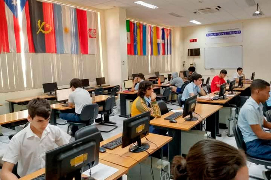 Estudiantes participando en la Olimpiada Iberoamericana de Informática, vía online, desde la Universidad de Ciencias Informáticas, en La Habana.