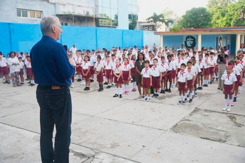  Presidente Miguel Díaz-Canel conversa con los alumnos de la escuela Vo Thi Thang.