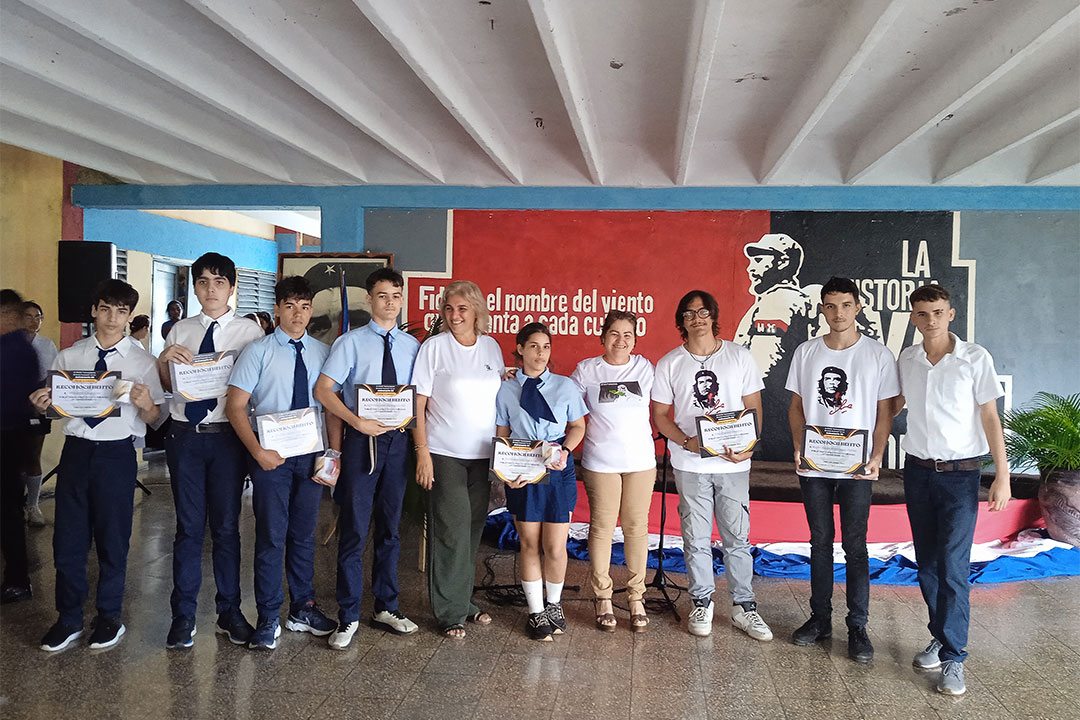 Estudiantes medallistas en concursos fueron distinguidos en el acto.