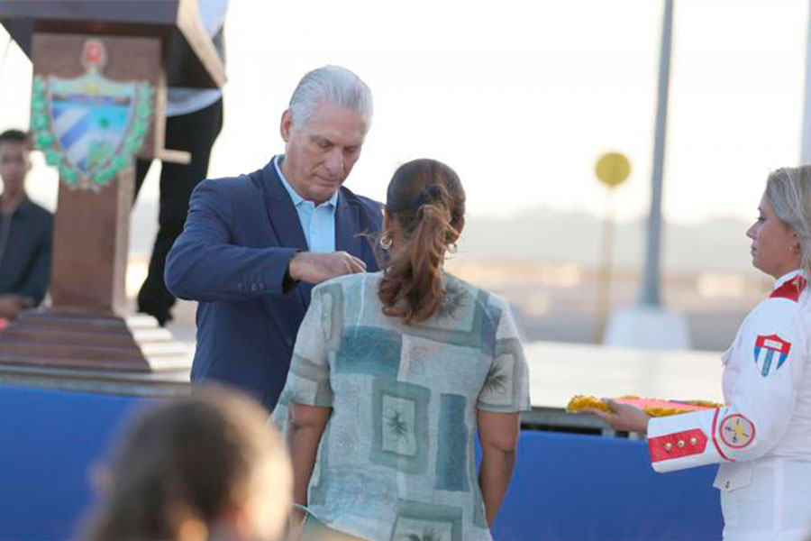 Presidente cubano. Miguel Díaz-Canel, reconoce a educadora.