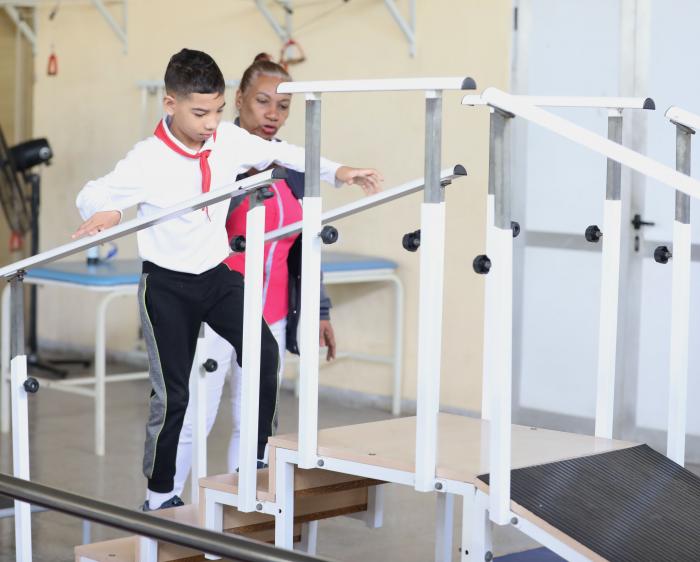 Niño recibe rehabilitación física en la escuela Solidaridad con Panamá.