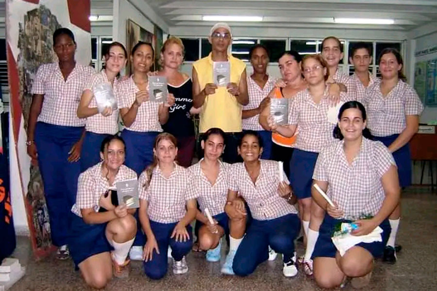 Sandy Moré con alumnos de la Escuela de Instructores de Arte.