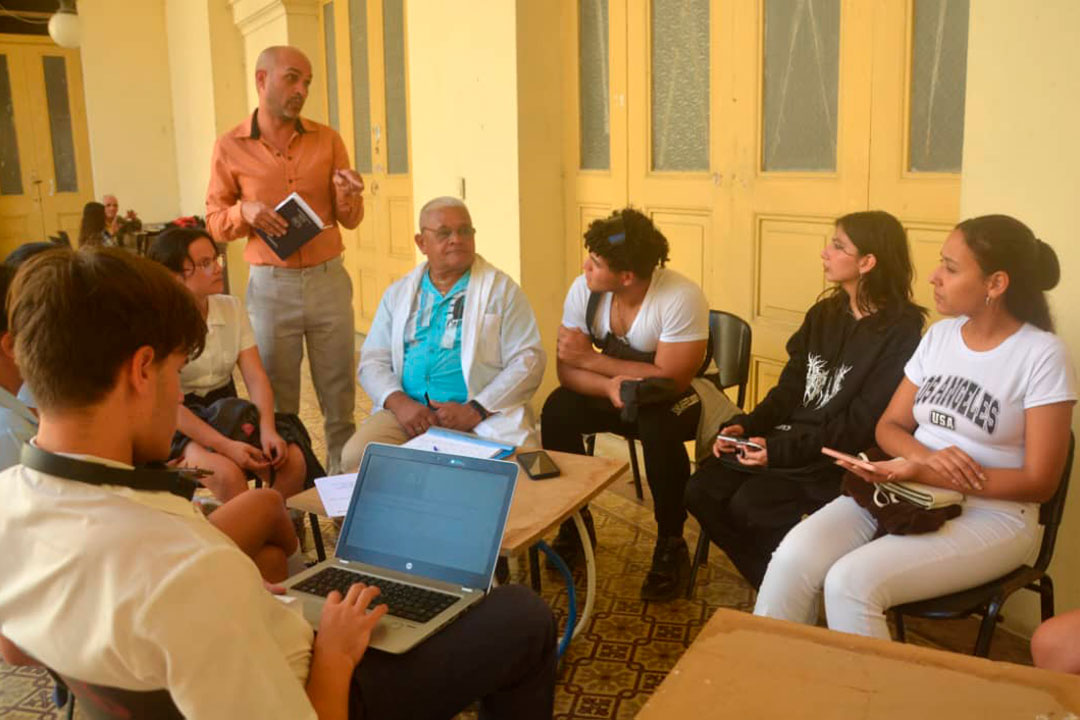Sandy Orlando Moré Mir en la biblioteca Martí, durante la realización de un seminario final de Informática, con los alumnos de 12.º grado del Colegio Universitario de la Universidad de Ciencias Médicas de Villa Clara. 