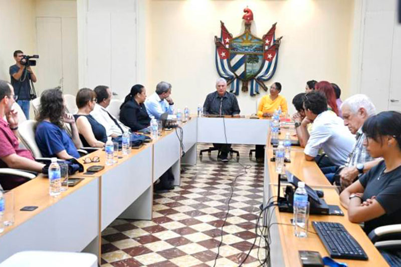 Encuentro del presidente cubano con profesores de la Universidad de La Habana vinculados al desarrollo de la inteligencia artificial.