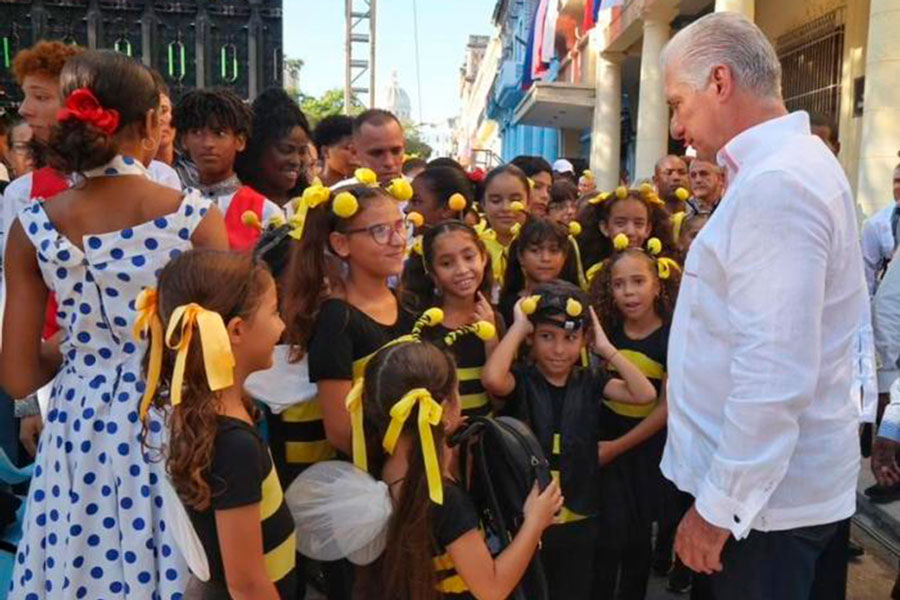 Presidente cubano, Miguel Díaz-Canel, e integrantes de La Colmenita.