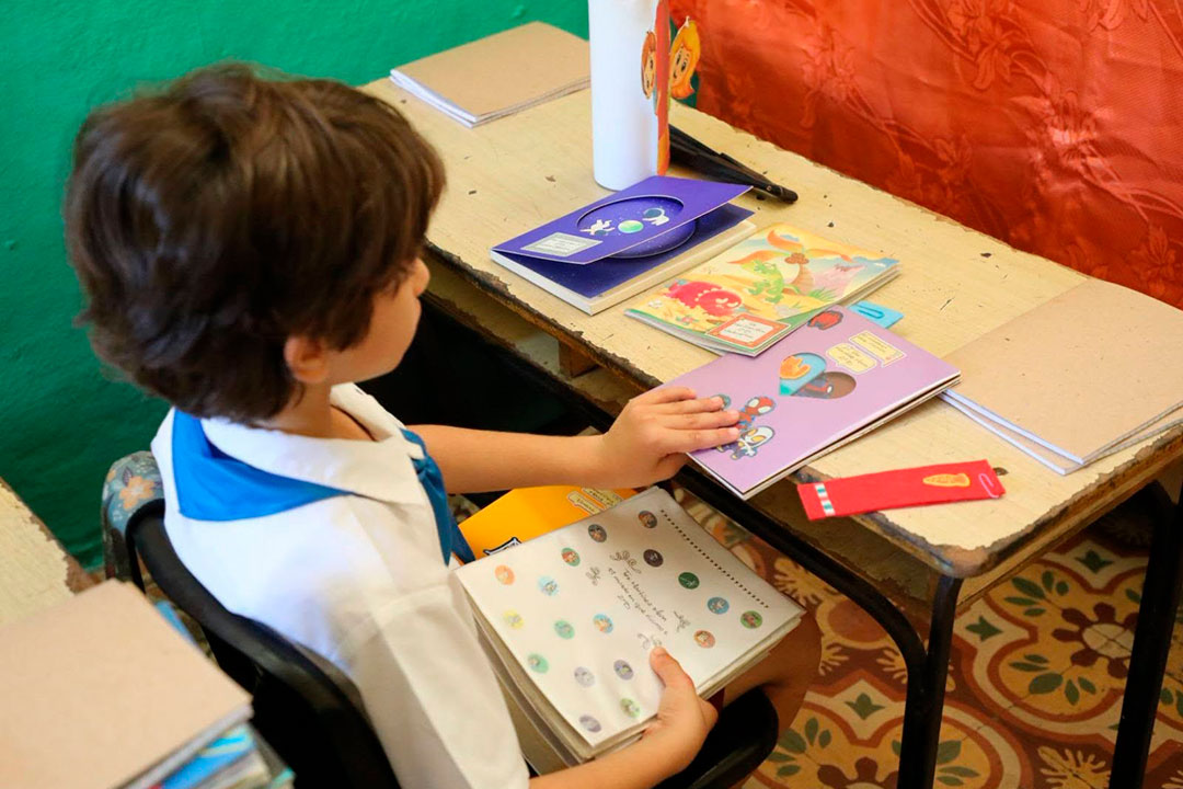 Niño en aula de primaria.