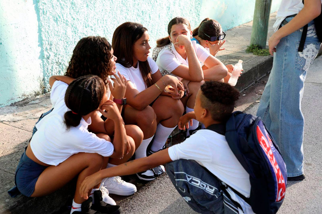 Alumnos esperando el inicio del curso.