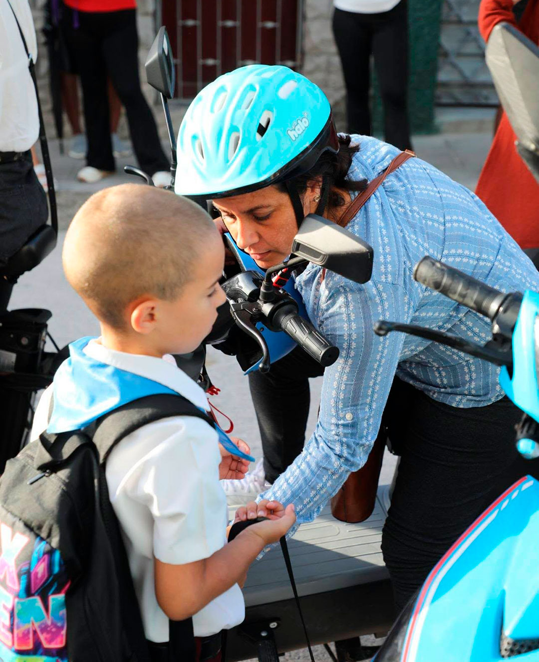 Madre con hijo en la escuela.