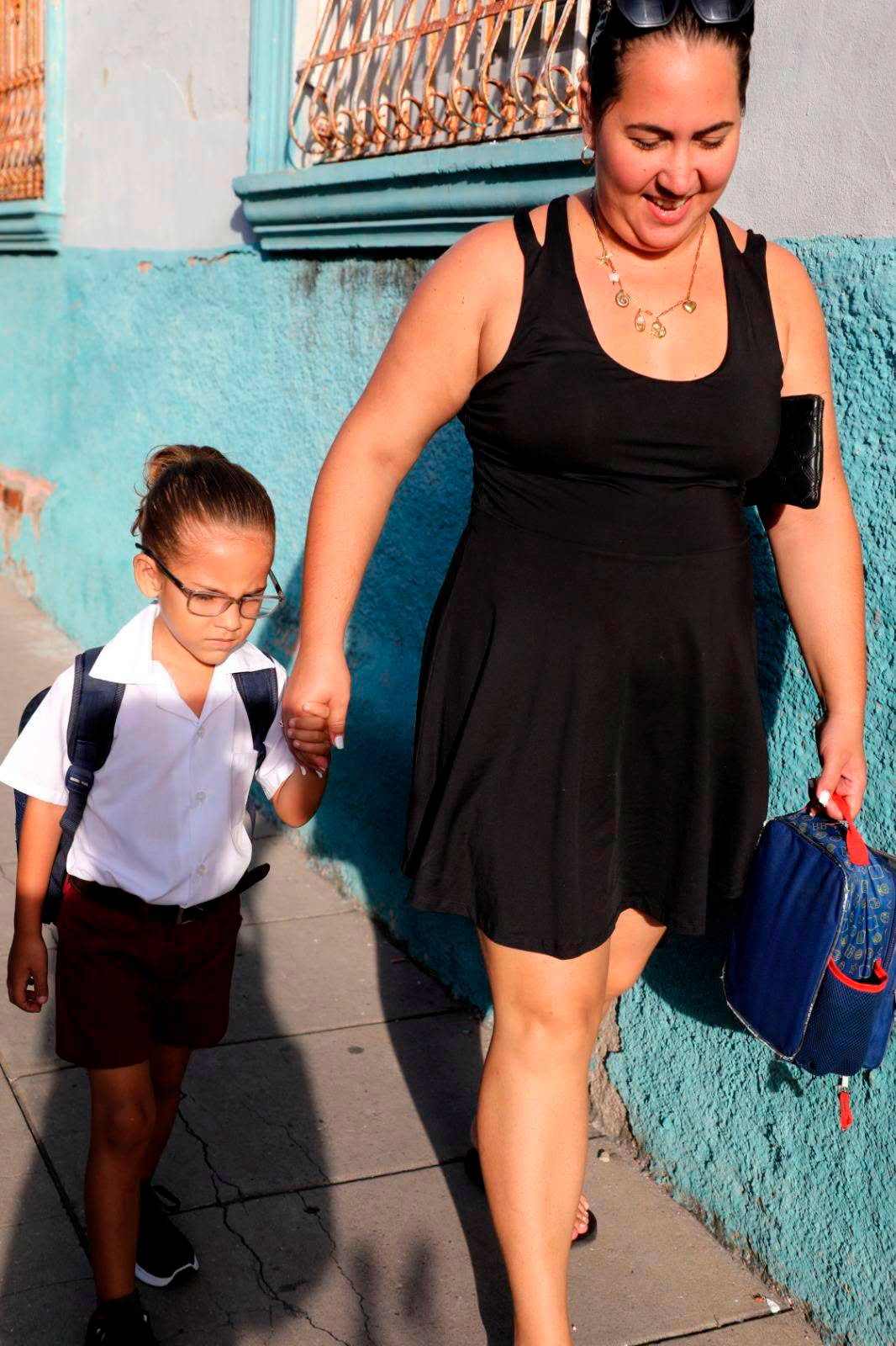 Madre con hijo hacia la escuela.