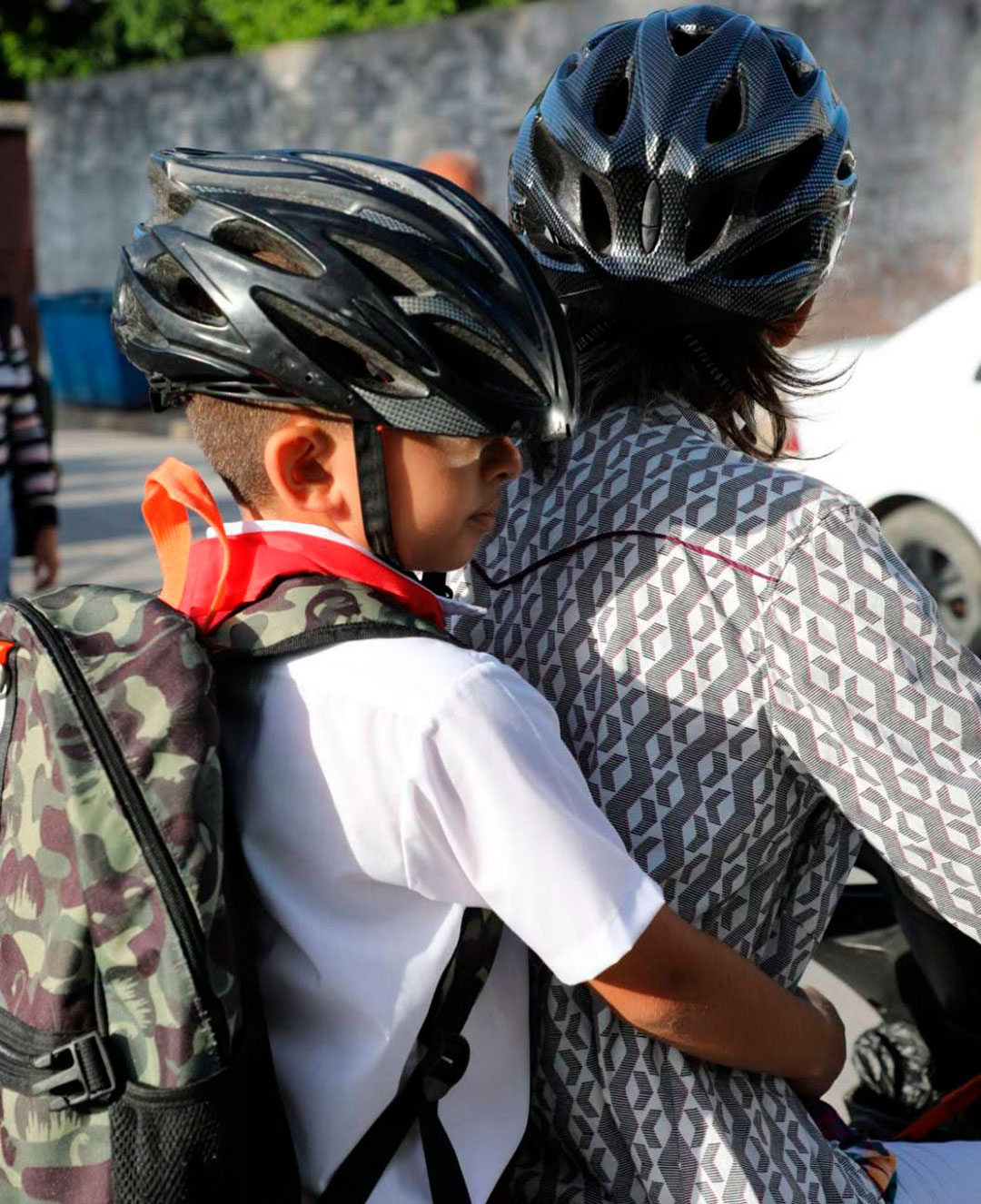 Madre e hijo en motorina hacia la escuela.